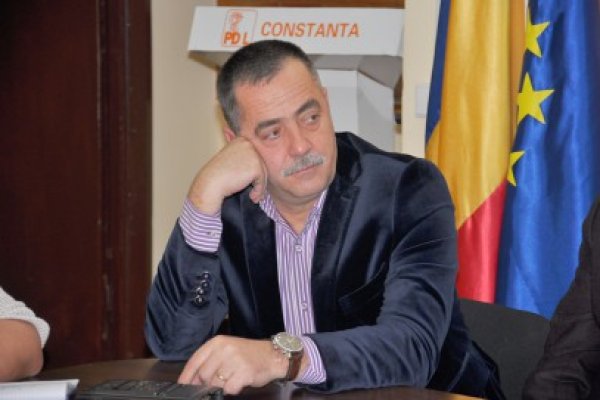 Cezar Preda face bancuri: îşi face Facebook şi se pozează cu pisica